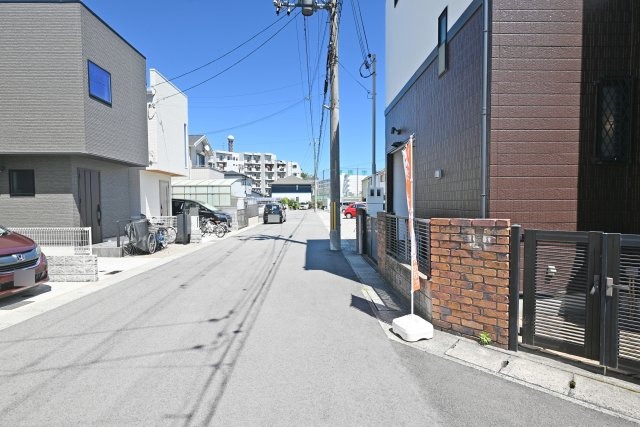 西宮市段上町6丁目中古戸建｜3SLDK＋駐車1台可の前面道路含む現地写真|前面道路　幅員約6ｍ