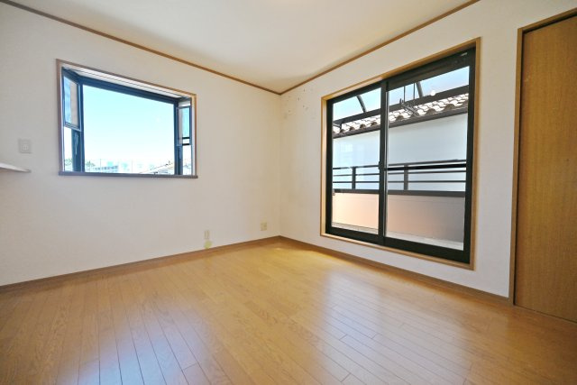 西宮市段上町6丁目中古戸建｜3SLDK＋駐車1台可の居間・リビング|南側バルコニーに向かって大きく開いた窓から明るい陽射しが差しこんできます。出窓もあるので、お気に入りのインテリアを飾ったりもできます。
