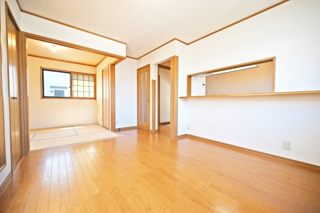 西宮市段上町6丁目中古戸建｜3SLDK＋駐車1台可の居間・リビング|リビングには和室4.5帖も隣接しているので、併せて一体利用もできます。お客様が来られた際には便利ですね。