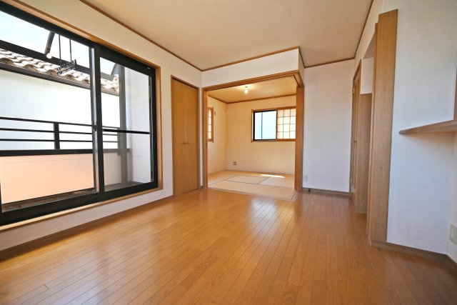 西宮市段上町6丁目中古戸建｜3SLDK＋駐車1台可の居間・リビング|リビングには収納スペースも設置されているので、掃除道具や普段使わないものまでまとめて収納できます。