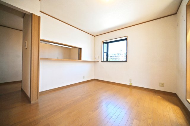 西宮市段上町6丁目中古戸建｜3SLDK＋駐車1台可の居間・リビング|LDKは12.5帖。家族が顔を合わせて寛げるちょうどいいサイズの空間になっています。