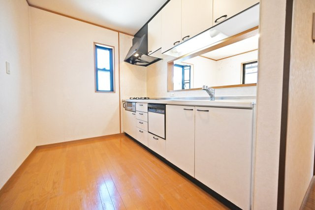 西宮市段上町6丁目中古戸建｜3SLDK＋駐車1台可のキッチン|キッチンの奥には採光＆換気用の窓がついているので、お料理の際に出た煙も素早く室外に排出することができます。