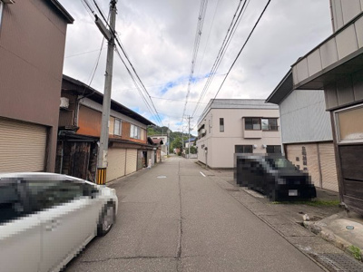 【前面道路含む現地写真】 | 新潟県長岡市栄町２丁目　３階建　店舗兼戸建