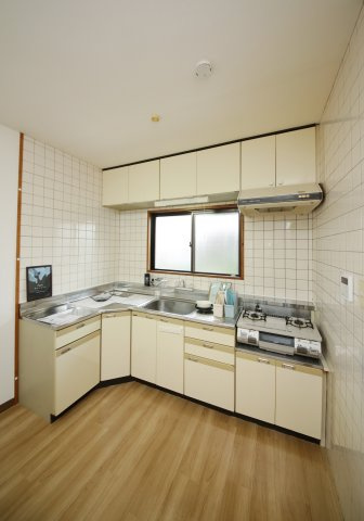 サン青山のキッチン|別部屋同間取りのお写真となります。参考にご覧くださいませ。