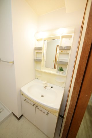 サン青山の洗面所|別部屋同間取りのお写真となります。参考にご覧くださいませ。