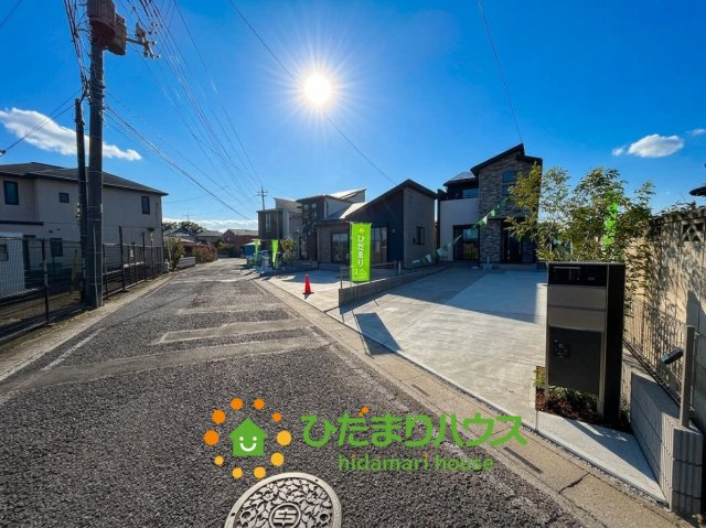 久喜市栗原　新築一戸建て　03の前面道路含む現地写真