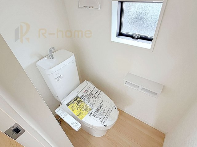 古河市諸川第9　新築戸建て　1号棟のトイレ|温水洗浄便座付きのトイレ。
トイレが２ヵ所設置で朝の忙しい時間でも安心です。