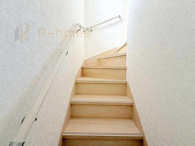 古河市諸川第9　新築戸建て　1号棟の内装|手すりのついた階段！小さなお子様の利用も一安心です♪