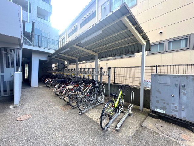 新規リノベーション／ライフプラザ横浜瀬谷【瀬谷駅前の好立地/8階住戸/陽当り】の駐輪場