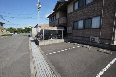 【駐車場】 | クリスタルガーデン　Ⅲ棟 | 駐車場