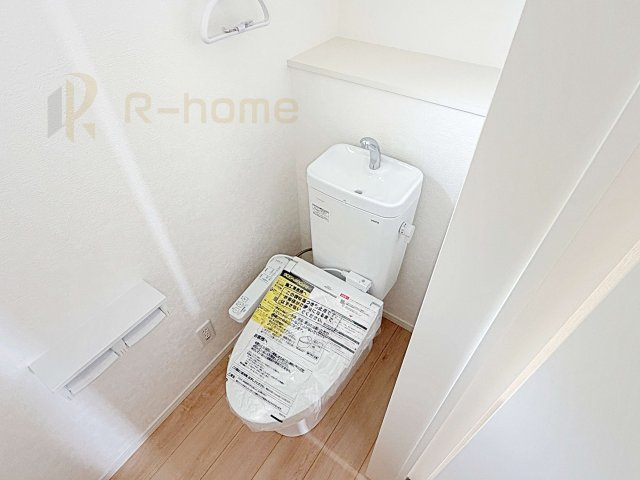 古河市諸川第9　新築戸建て　2号棟のトイレ|温水洗浄便座付きのトイレ。
トイレが２ヵ所設置で朝の忙しい時間でも安心です。
