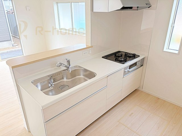 古河市諸川第9　新築戸建て　2号棟のキッチン|料理をしながら家族とコミュニケーションが取れる対面式システムキッチン。