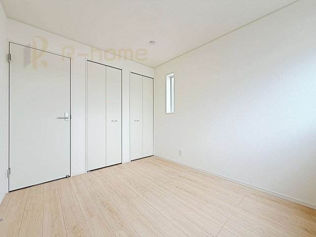 古河市諸川第9　新築戸建て　2号棟の洋室|どんな部屋家具も合わせやすいシンプルな洋室！
たっぷりの日差しと心地よい風が舞い込む住まい♪