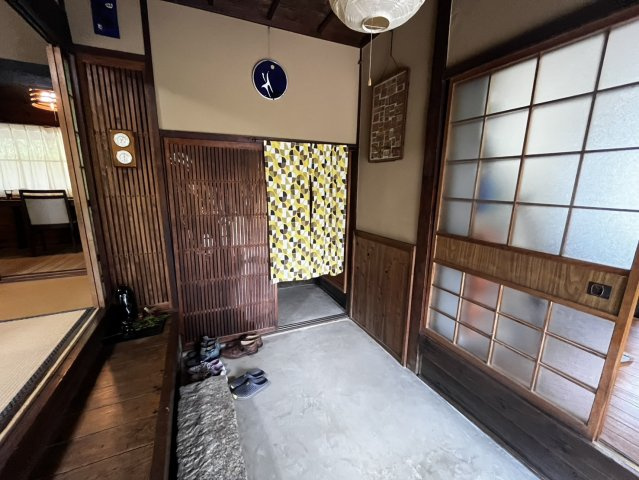 菟田野大澤の玄関|伝統とモダンが交差する、職住一体に最適な和風邸宅