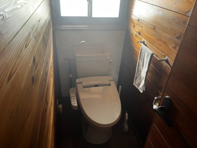 菟田野大澤のトイレ|柔らかな木に囲まれたトイレ。（簡易水洗式トイレです。）