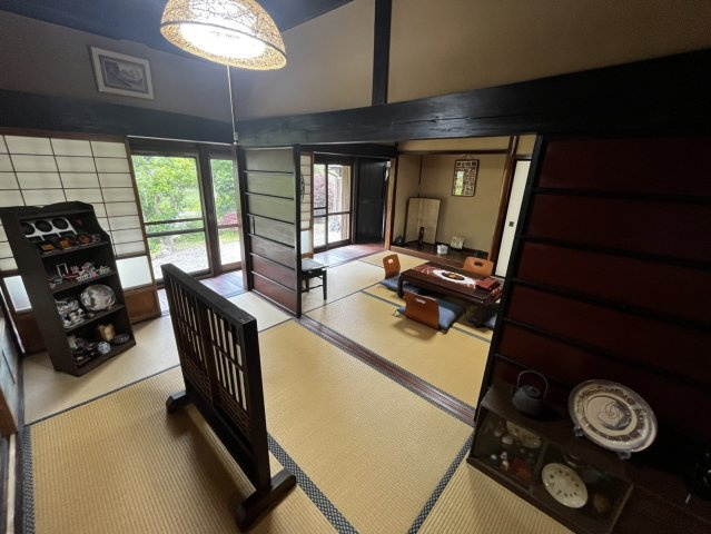 菟田野大澤の和室|歴史を物語る漆黒の太梁と、開放的な続き間の和室。