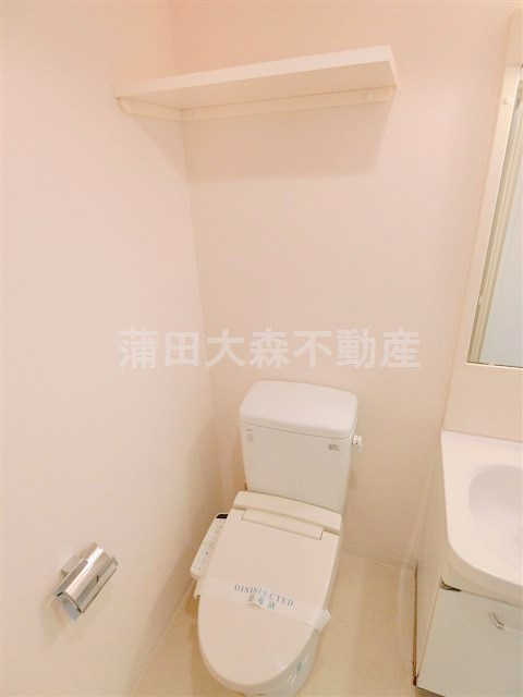 ガーデン萩中のトイレ|棚と温水暖房便座付きのトイレ