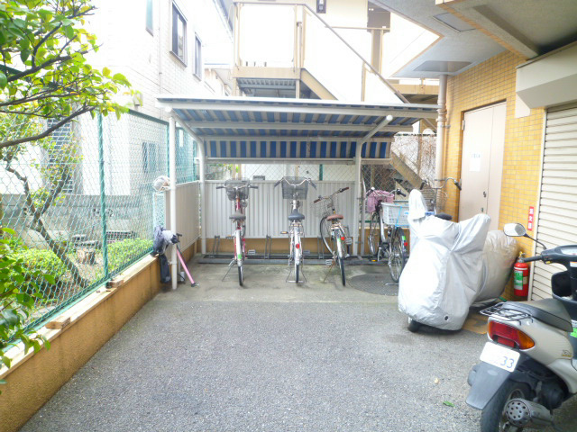 自転車もバイクも置けますよ。