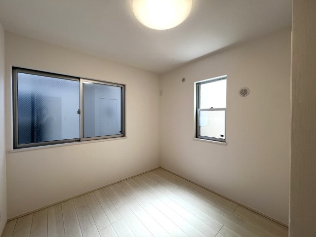 やっぱり人はお日様が好き。ルーフバルコニーで日光浴☀人目に触れないのもGOODポイントでは！？な【リフォーム／神奈川区羽沢町中古戸建】の洋室|洋室です