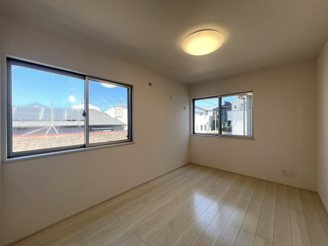 やっぱり人はお日様が好き。ルーフバルコニーで日光浴☀人目に触れないのもGOODポイントでは！？な【リフォーム／神奈川区羽沢町中古戸建】の洋室|落ち着いた色調の洋室です