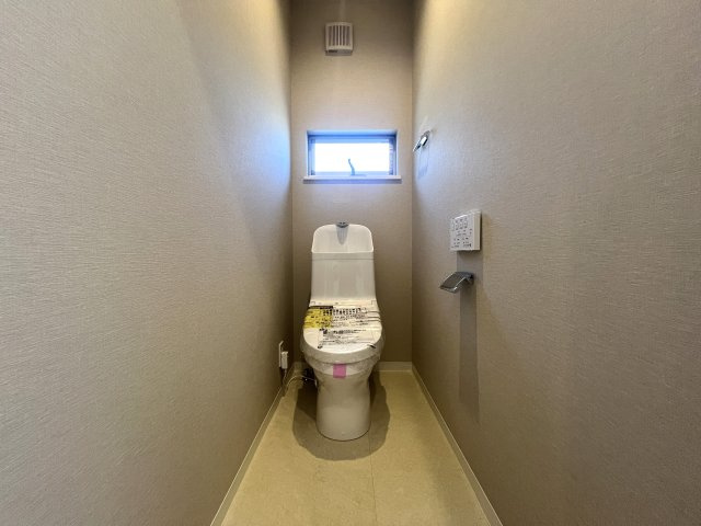 やっぱり人はお日様が好き。ルーフバルコニーで日光浴☀人目に触れないのもGOODポイントでは！？な【リフォーム／神奈川区羽沢町中古戸建】のトイレ|落ち着いたトイレです