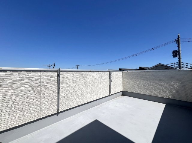 やっぱり人はお日様が好き。ルーフバルコニーで日光浴☀人目に触れないのもGOODポイントでは！？な【リフォーム／神奈川区羽沢町中古戸建】のバルコニー|暖かな日差しのふりそそぐバルコニー