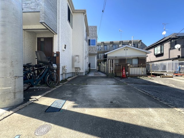 やっぱり人はお日様が好き。ルーフバルコニーで日光浴☀人目に触れないのもGOODポイントでは！？な【リフォーム／神奈川区羽沢町中古戸建】の駐車場|カースペースがあります
