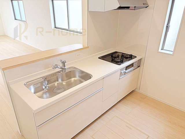 古河市諸川第9　新築戸建て　3号棟のキッチン|料理をしながら家族とコミュニケーションが取れる対面式システムキッチン。