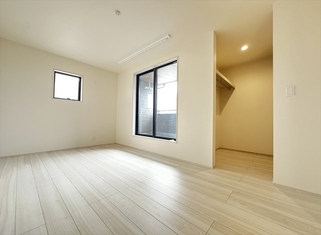 【洋室】 | 志木市中宗岡1丁目　新築一戸建住宅　全1棟　(丸井志木店) | 7.5帖のゆとりある洋室。大きな窓から自然光が差し込み、開放感あふれる心地よいプライベート空間です。