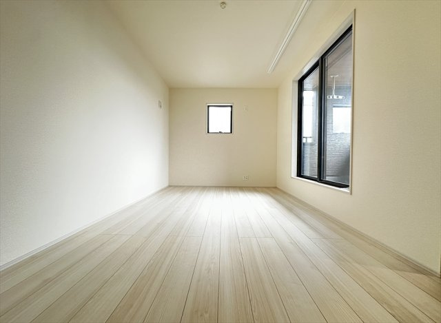 【洋室】 | 志木市中宗岡1丁目　新築一戸建住宅　全1棟　(丸井志木店) | 7.5帖のゆとりに加え、ウォークインクローゼットを完備。収納家具を減らせるため、お部屋をより広く活用できます。