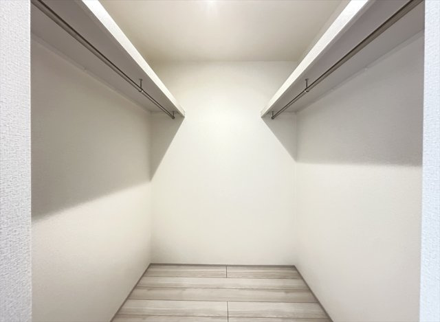 【収納】 | 志木市中宗岡1丁目　新築一戸建住宅　全1棟　(丸井志木店) | 左右にハンガーパイプを設けた収納力豊富なウォークインクローゼット。衣類を見やすく整理でき、毎日の身支度も快適です。
