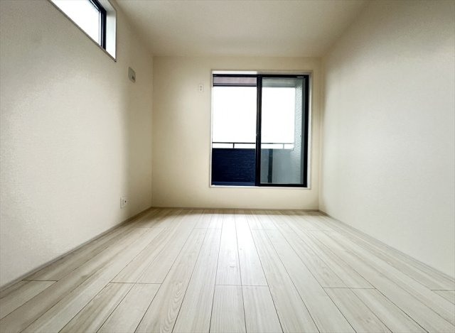 【洋室】 | 志木市中宗岡1丁目　新築一戸建住宅　全1棟　(丸井志木店) | バルコニーに面した明るい5.2帖の洋室。自然光が心地よく差し込み、毎日を快適に過ごせます。