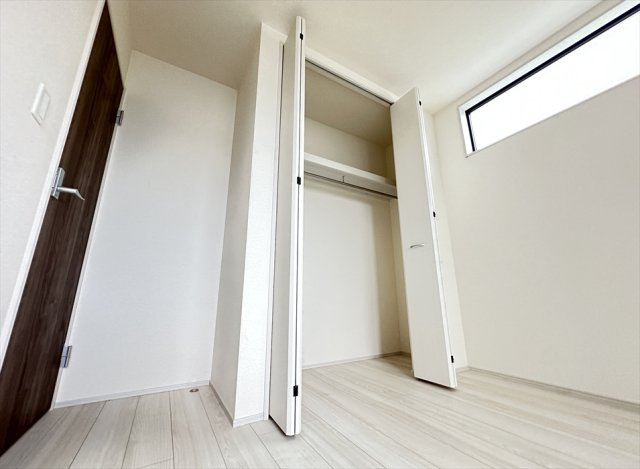 【収納】 | 志木市中宗岡1丁目　新築一戸建住宅　全1棟　(丸井志木店) | 枕棚とハンガーパイプを備えた使い勝手の良いクローゼット。高さを活かした収納で、空間を有効活用できます。