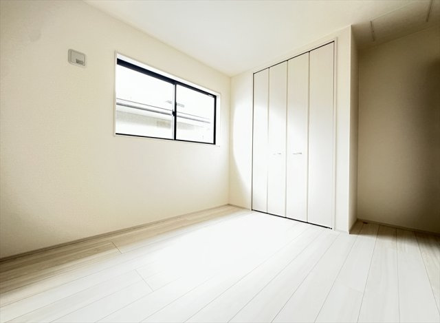 【洋室】 | 志木市中宗岡1丁目　新築一戸建住宅　全1棟　(丸井志木店) | 寝室や子ども部屋、ワークスペースなど、ライフスタイルに合わせて使える5.2帖の洋室。
暮らしに寄り添う便利な空間です。