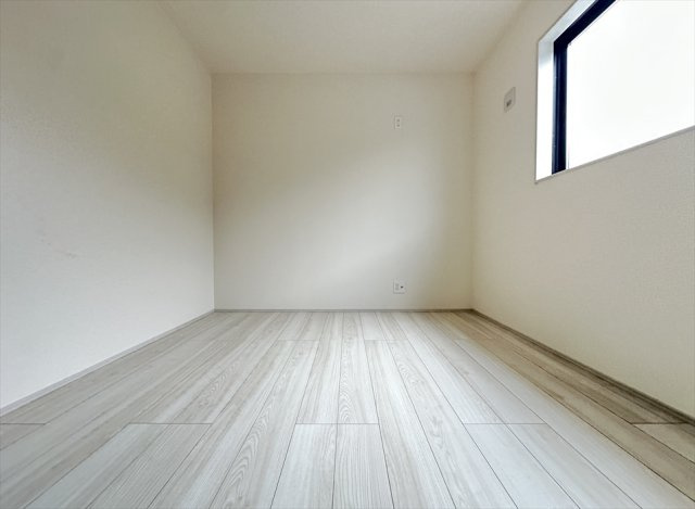 【洋室】 | 志木市中宗岡1丁目　新築一戸建住宅　全1棟　(丸井志木店) | 家具の配置もしやすい腰高窓から心地よい自然光が入る一室です。