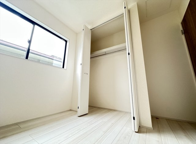 【収納】 | 志木市中宗岡1丁目　新築一戸建住宅　全1棟　(丸井志木店) | 毎日の衣類収納に便利なクローゼット。ハンガーパイプと棚付きで、洋服や小物を整理しやすい設計です。