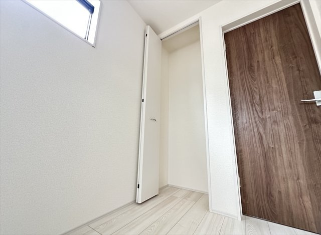 【収納】 | 志木市中宗岡1丁目　新築一戸建住宅　全1棟　(丸井志木店) | 収納は天井付近まで自由に空間を使えるので、スノーボードやサーフボードなど高さのあるものもスッキリ収納できます。