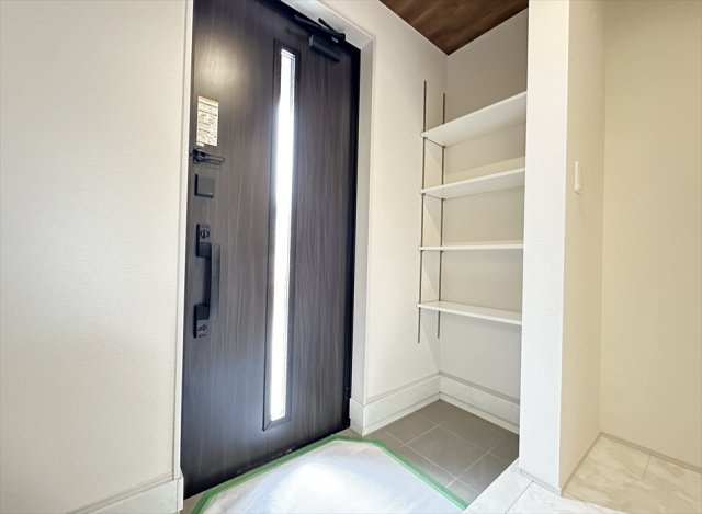 【玄関】 | 志木市中宗岡1丁目　新築一戸建住宅　全1棟　(丸井志木店) | 玄関の可動棚には防災リュックや非常用品、お子様の外遊びのおもちゃ、洗車グッズなどたっぷり収納できます。