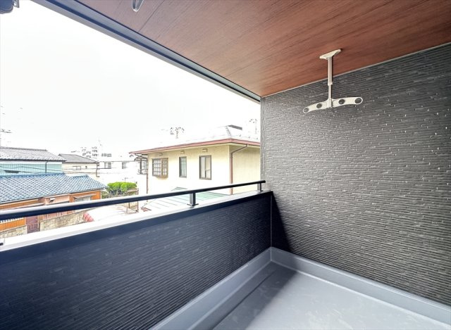 【バルコニー】 | 志木市中宗岡1丁目　新築一戸建住宅　全1棟　(丸井志木店) | 屋根付きのインナーバルコニーを採用。急な雨でも洗濯物が濡れにくく、強い陽射しもやわらげてくれるため、毎日の洗濯や家事を快適にサポートします。