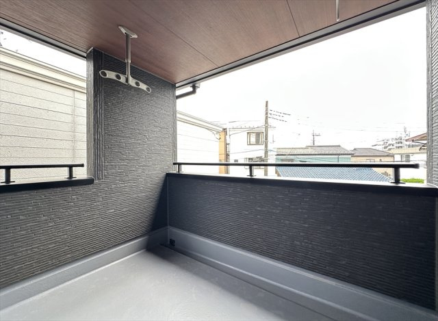 【バルコニー】 | 志木市中宗岡1丁目　新築一戸建住宅　全1棟　(丸井志木店) | 洗濯物が外から見えにくいので家族のプライバシーも守れます。