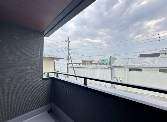 【バルコニー】 | 志木市中宗岡1丁目　新築一戸建住宅　全1棟　(丸井志木店) | 午後からやわらかな陽光が差し込む西側のインナーバルコニー。洗濯物を干すのはもちろん、夕暮れの空を眺めながらひと息つける空間です。