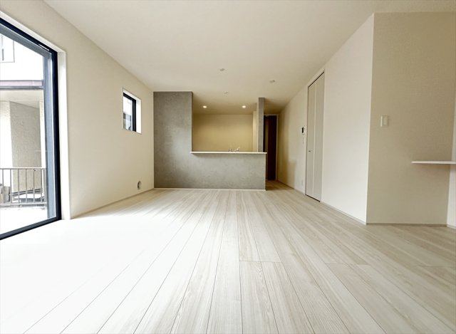 【居間・リビング】 | 志木市中宗岡1丁目　新築一戸建住宅　全1棟　(丸井志木店) | 17.5帖のゆとりあるLDK。大きな掃き出し窓から陽射しが入り、明るく開放的なファミリー空間です。