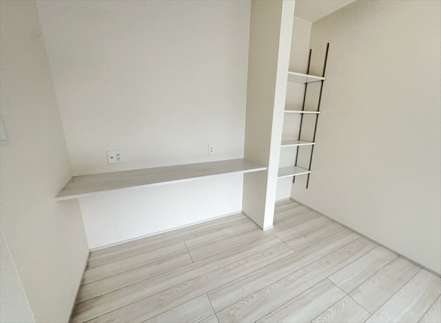 【居間・リビング】 | 志木市中宗岡1丁目　新築一戸建住宅　全1棟　(丸井志木店) | リビングには家事や学習にも便利なスタディカウンターを設置済み。
本や写真などのディスプレイにもオススメな可動棚付き。