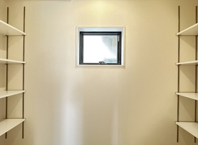 【前面道路含む現地写真】 | 志木市中宗岡1丁目　新築一戸建住宅　全1棟　(丸井志木店) | 現地（2026年6月5日）撮影／衣類や季節用品をたっぷり収納できるWICを備えています。