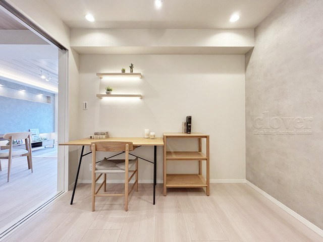 【子供部屋】 | いづみハイツ本蓮沼 | 側面にはアクセントクロスを施しており、引き締まった印象を受けます。ベッドやデスクや収納棚を、どうやって配置するかワクワクします。～即日のご見学可能～　お問合せはお気軽にどうぞ。