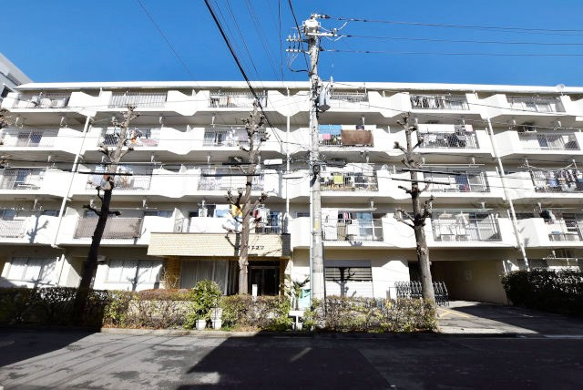 【外観】 | いづみハイツ本蓮沼 | 青空によく映える建物です。手入れの行き届いた外壁やマンション正面エントランスなど、綺麗な姿をぜひ一度、現地にてご覧ください。～即日のご見学可能～　お問合せはお気軽にどうぞ。