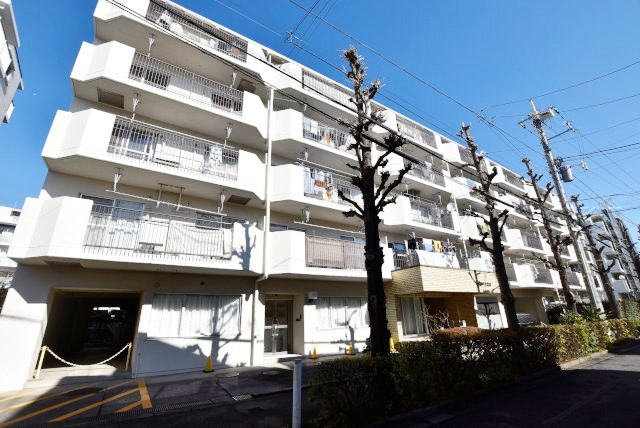 【現況写真】 | いづみハイツ本蓮沼 | 手入れの行き届いた外壁やエントランスなど、「見ればわかる」レベルで清潔感を保ったマンションです。築年数を感じさせない姿で皆様をお出迎えします。～即日のご見学可能～　お問合せはお気軽にどうぞ。