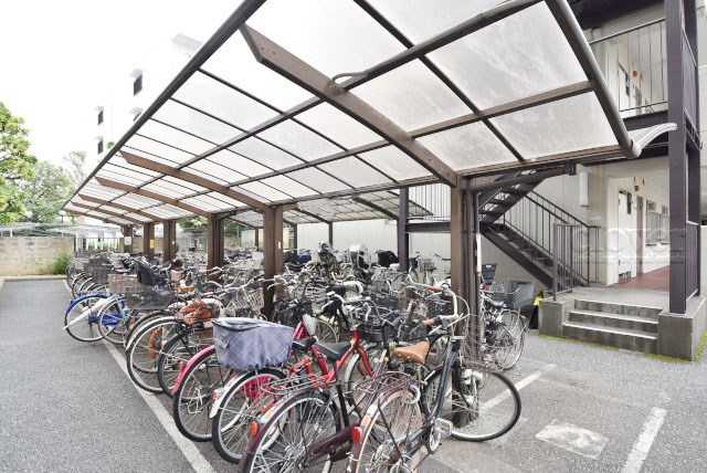 【駐輪場】 | いづみハイツ本蓮沼 | 自転車置き場。マンションの共用部にあたります。空きの有無や駐輪料金、各戸の台数制限などについては、改めてお問い合わせください。～即日のご見学可能～　お問合せはお気軽にどうぞ。