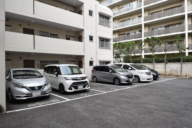 【駐車場】 | いづみハイツ本蓮沼 | マンションの駐車場スペース。空きの有無や駐車料金、サイズ規定などについては、改めてお問い合わせください。～即日のご見学可能～　お問合せはお気軽にどうぞ。