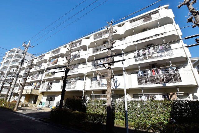【外観】 | いづみハイツ本蓮沼 | 手入れの行き届いた外壁やエントランスなど、「見ればわかる」レベルで清潔感を保ったマンションです。築年数を感じさせない姿で皆様をお出迎えします。～即日のご見学可能～　お問合せはお気軽にどうぞ。